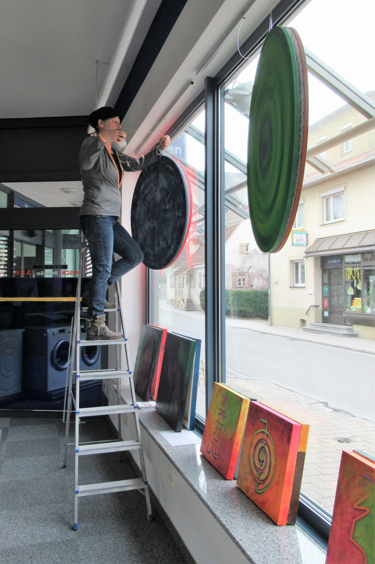 Claudia Bode im Kunstschaufenster Wilhelmsdorf